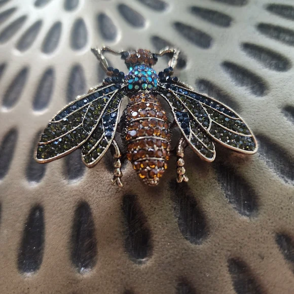 Sparkling Insect Brooch - Picture 4 of 6